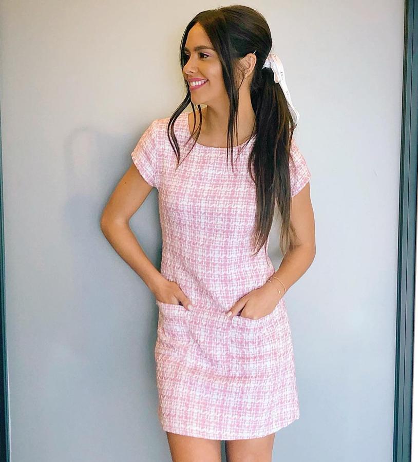 Vestido cuadros vichy rosa y blanco con escote cuadrado y bolsillos delanteros de la firma Capriche.