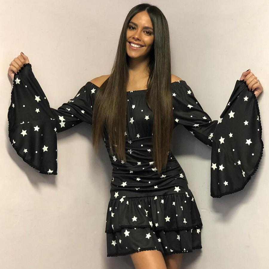 Vestido con escote Bardot de la firma de moda Capriche con estampado de estrellas.