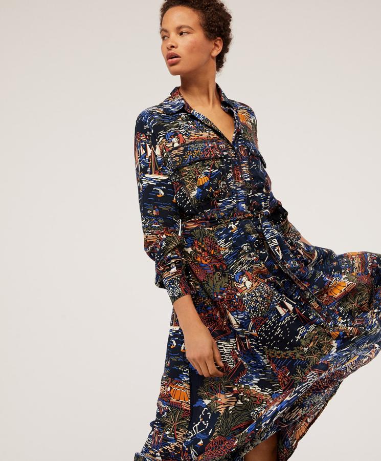 Vestido largo estampado de manga larga. Cierre mediante botones y dos bolsillos en la parte del pecho. (39,99 euros)