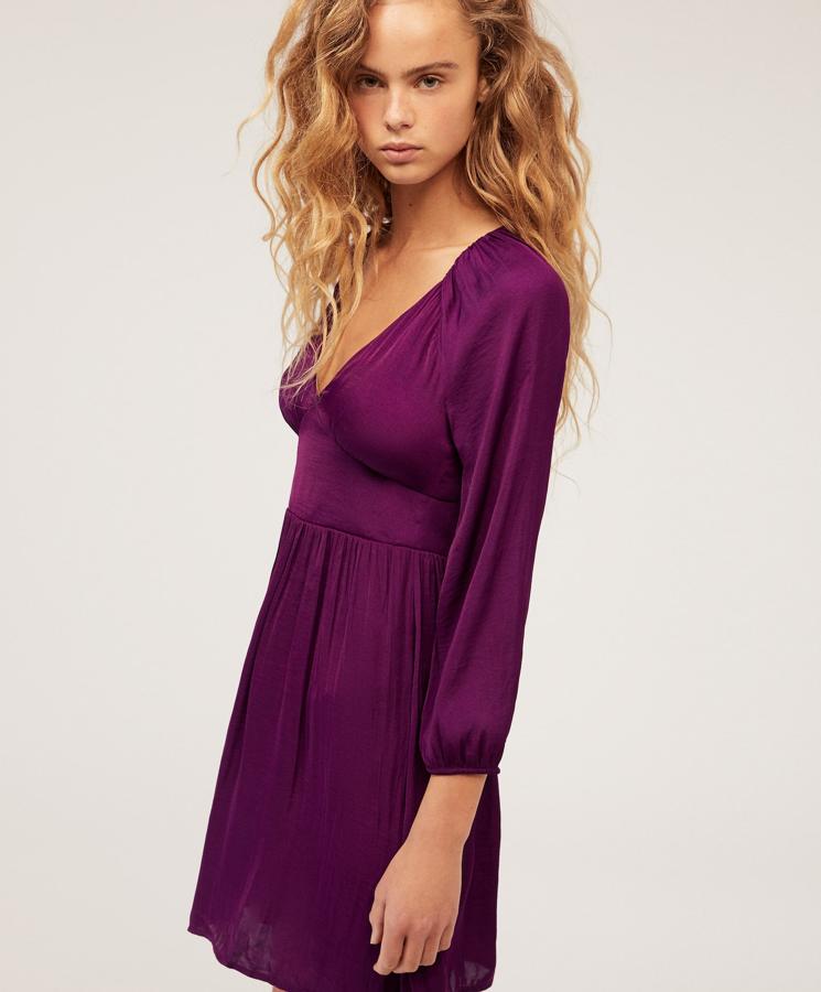 Vestido corto y de manga larga satinado con escote de pico. (29,99 euros)