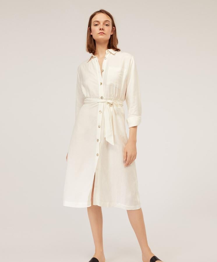 Vestido largo camisero de lino con cierre de botones y detalle cinturón. (45,99 euros)
