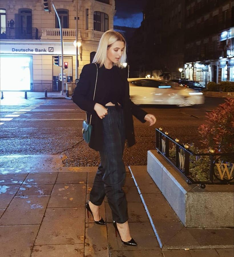 Alba Díaz sabe que los pantalones de traje con otra de las prendas obligadas para esta primavera. Ella ha sabido sacarles el máximo partido combinándolos con una camiseta con nudo, tacones y blazer para conseguir un look de noche de 10.