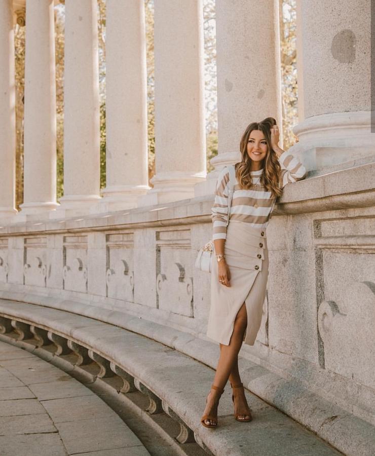 Este look de Alexandra Pereira nos parece perfecto para un look de oficina, uno de diario o uno para tomarnos algo con las amigas. Además esa combinación de jersey finito y falda midi en colores cremas y blancos no puede parecernos más ideal.