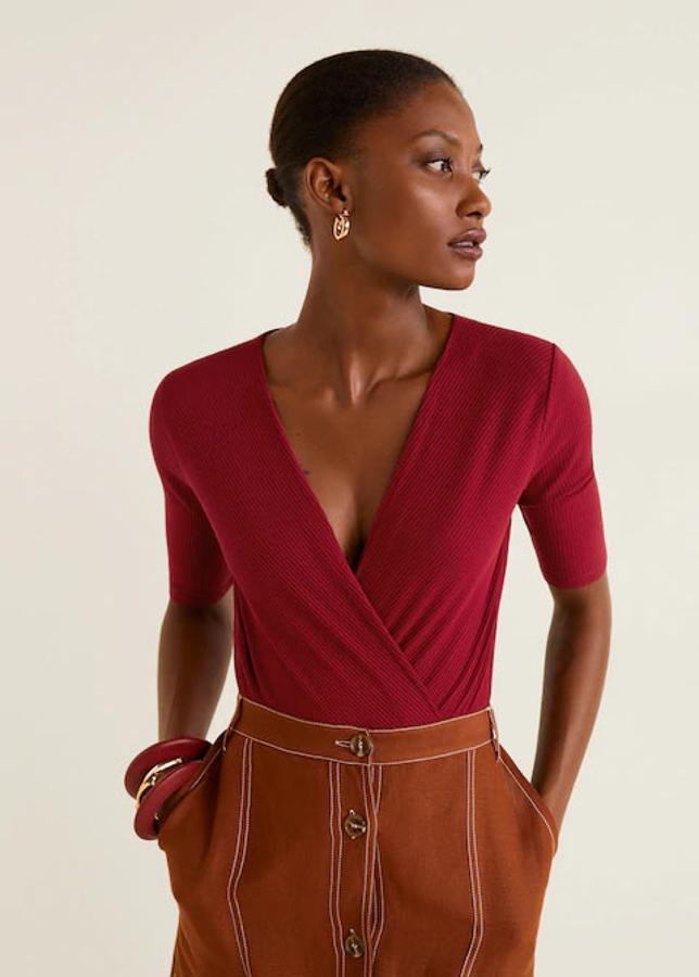 Body con escote cruzado en color rojo, 15,99 euros.