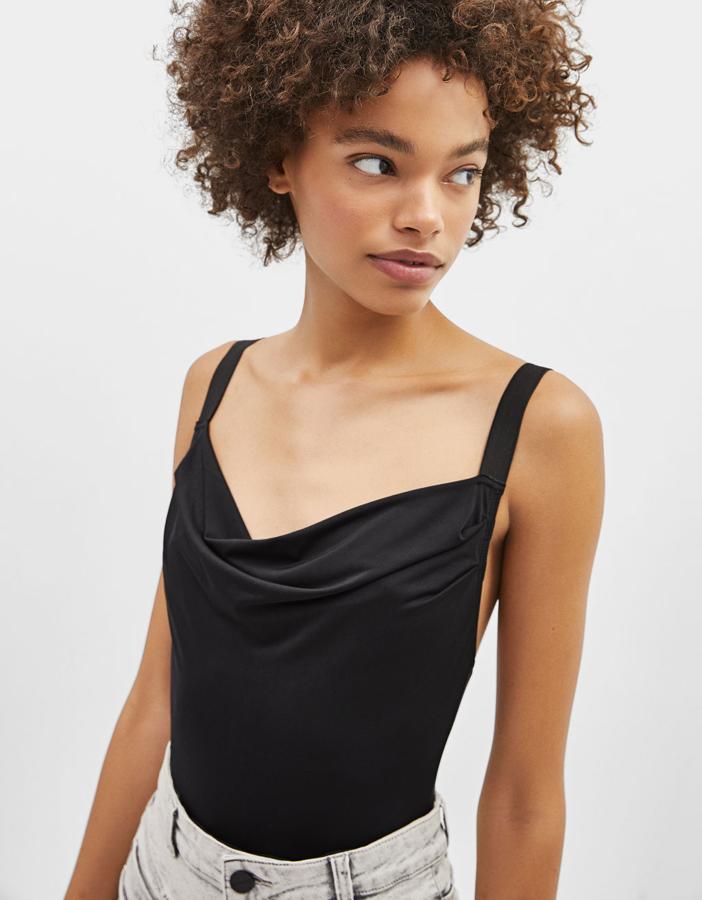 Body de tirantes drapeado en color negro, 15,99 euros.