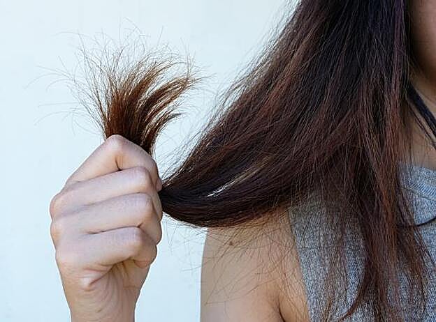 Procura no lavar tu cabello todos los días, eso evitará que se deshidrate aún más.