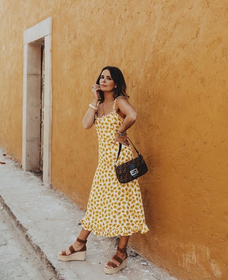 Sara Escudero también se decanta por el estampado floral y los volantes pero con este vestido midi que también ha conseguido conquistarnos.