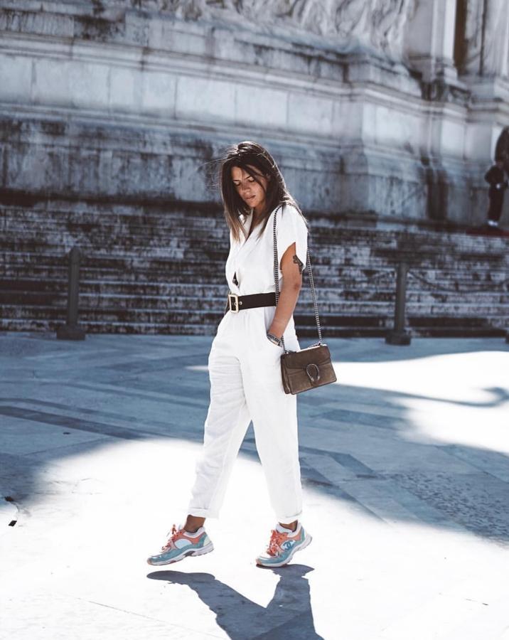 Laura Matamoros también ha caído rendida a este tipo de monos básicos pero incluyendo otro de los colores obligados de la temporada: el blanco.