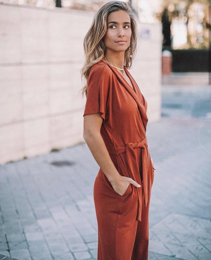 María Pombo sabe que las prendas básicas siempre son las responsables de algunos de los mejores looks. Por eso los monos fluidos y cruzados como este no pueden faltar en sus estilismos de primavera.