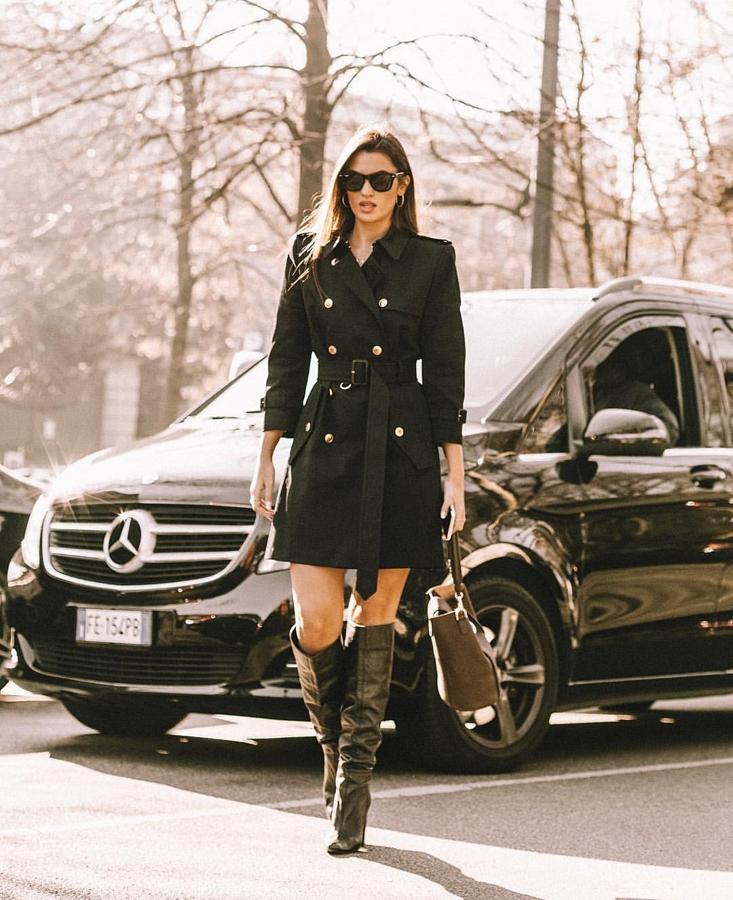 Las gabardinas son la prenda estrella de la primavera y el entretiempo, por eso Marta Lozano prefiere darles todo el protagonismo con un look de gabardina tipo vestido y con unas botas altas de tacón ¡La combinación perfecta!