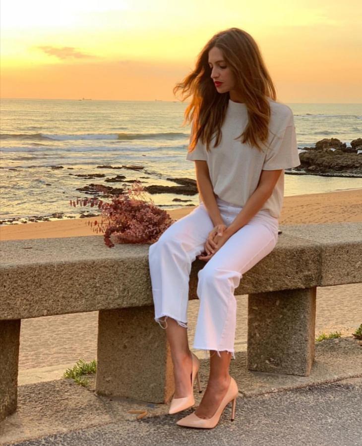 Sara Carbonero nos conquistó con uno de sus lookazos más minimalistas de Mango. Un estilismo en el que los colores neutros se han convertido en los protagonistas.