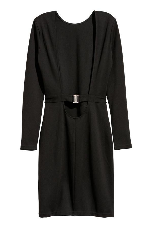 Vestido entallado en color negro y con abertura en la espalda, 17,99 euros.