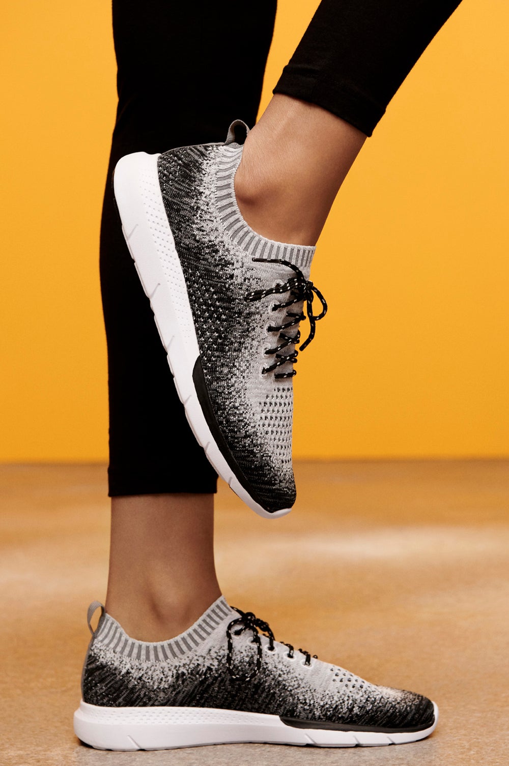 Zapatillas deportivas grises de punto: 16 euros en Primark.