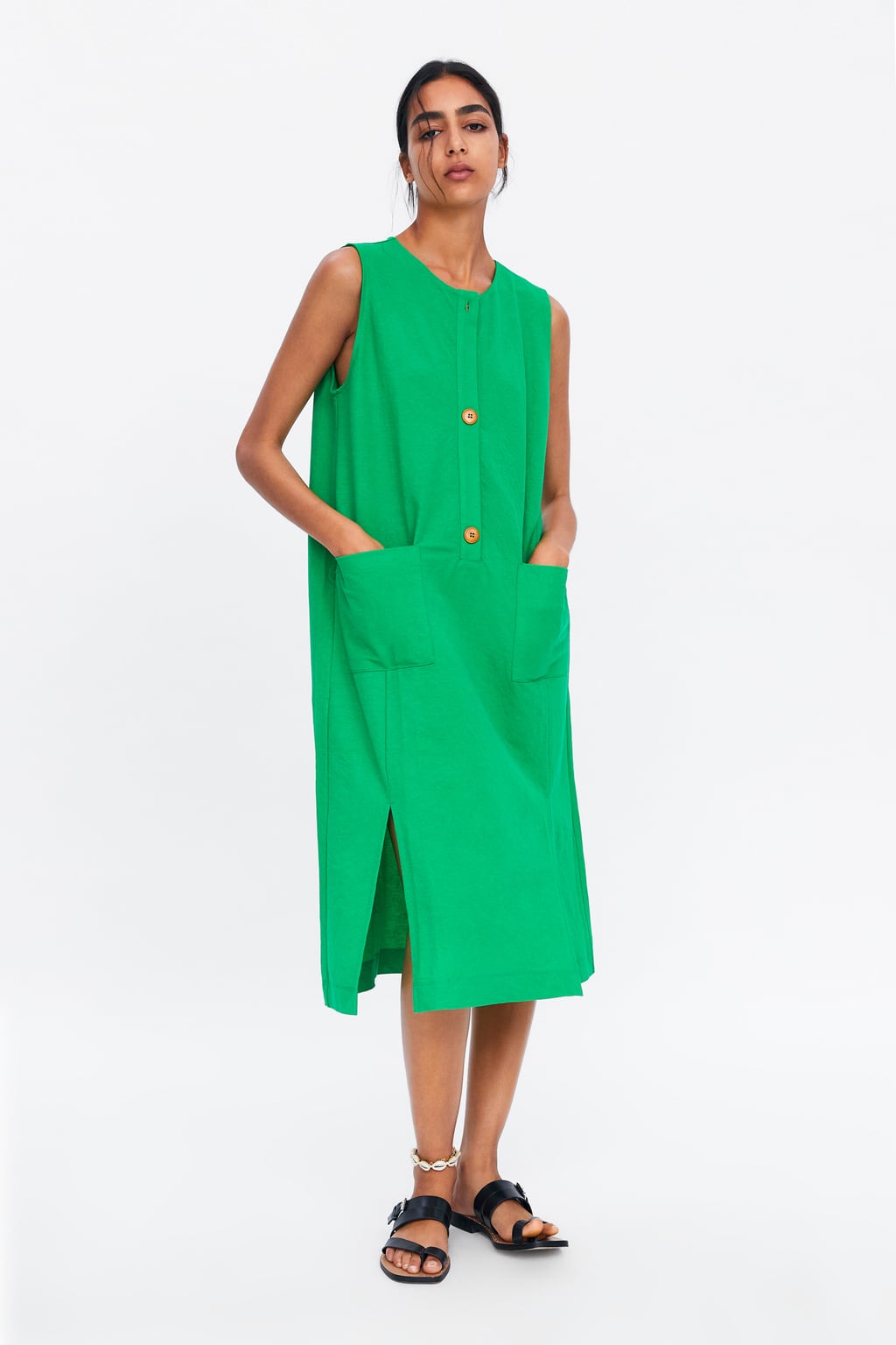 Vestido midi en color verde con bolsillos y aperturas laterales: 22,95 euros en Zara.