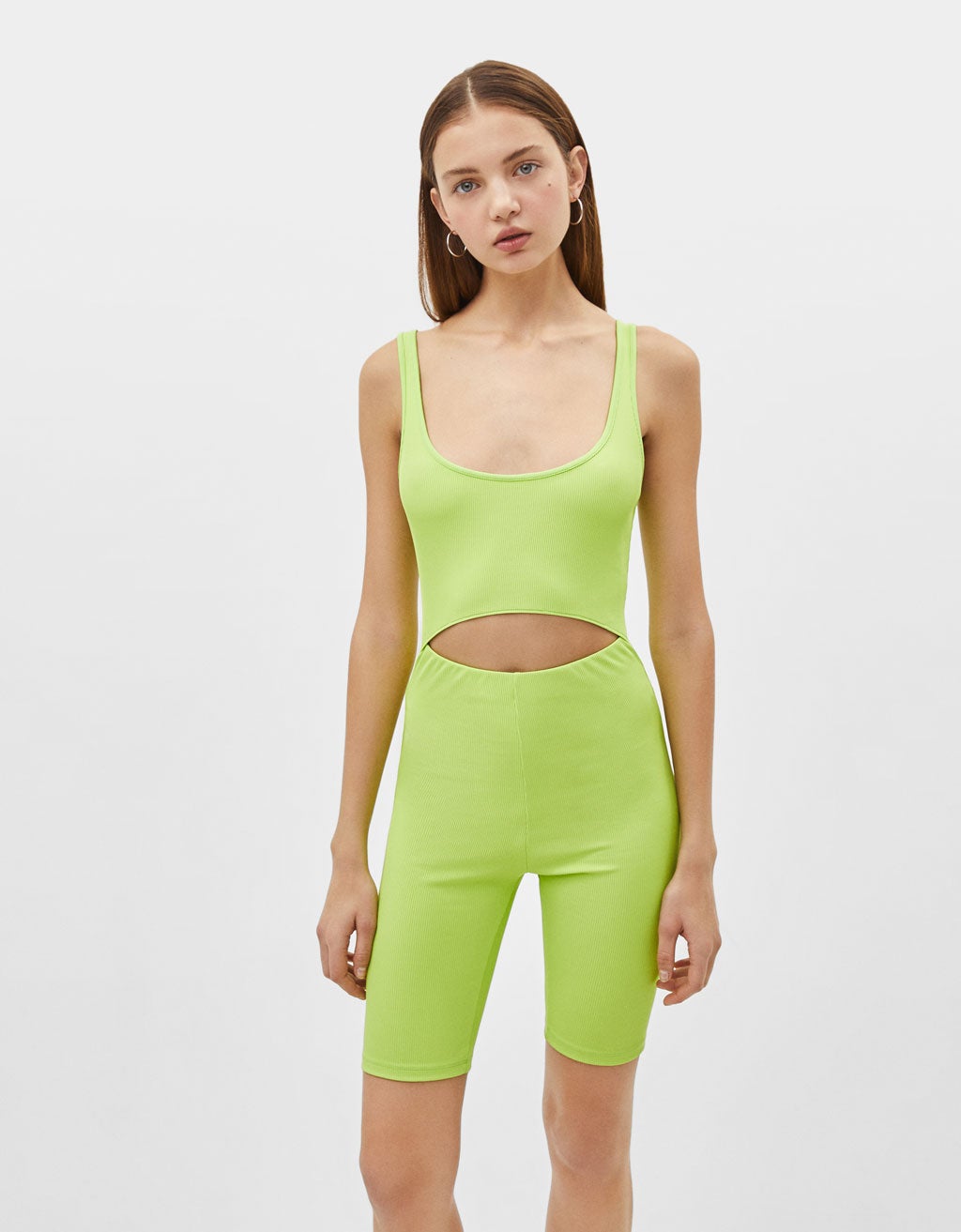 Mono ajustado con corte en la cintura: 15,99 euros en Bershka. Disponible también en negro.