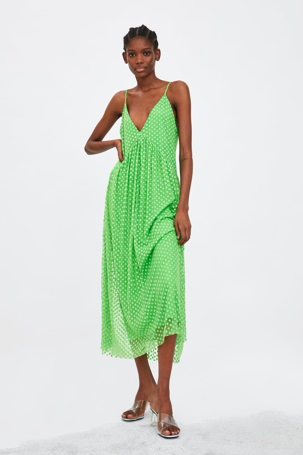 Vestido verde de tul con lunares, tirantes y escote en V: 25,95 euros en Zara.