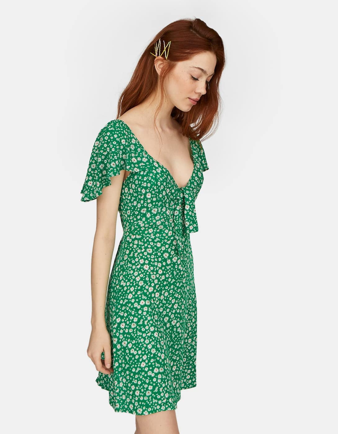 Vestido corto con estampado floral de Stradivarius: 17,99 euros. Disponible en más colores.