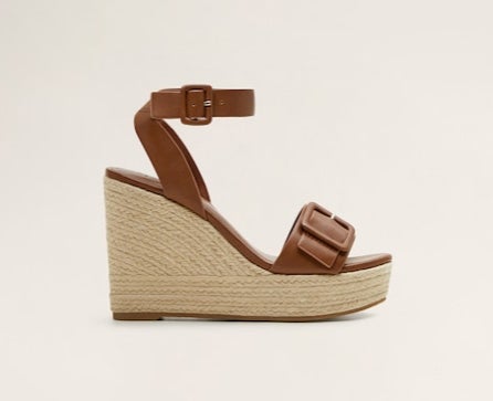 Sandalias de cuña con diseño de tiras y hebillas: 39,99 euros en Mango.