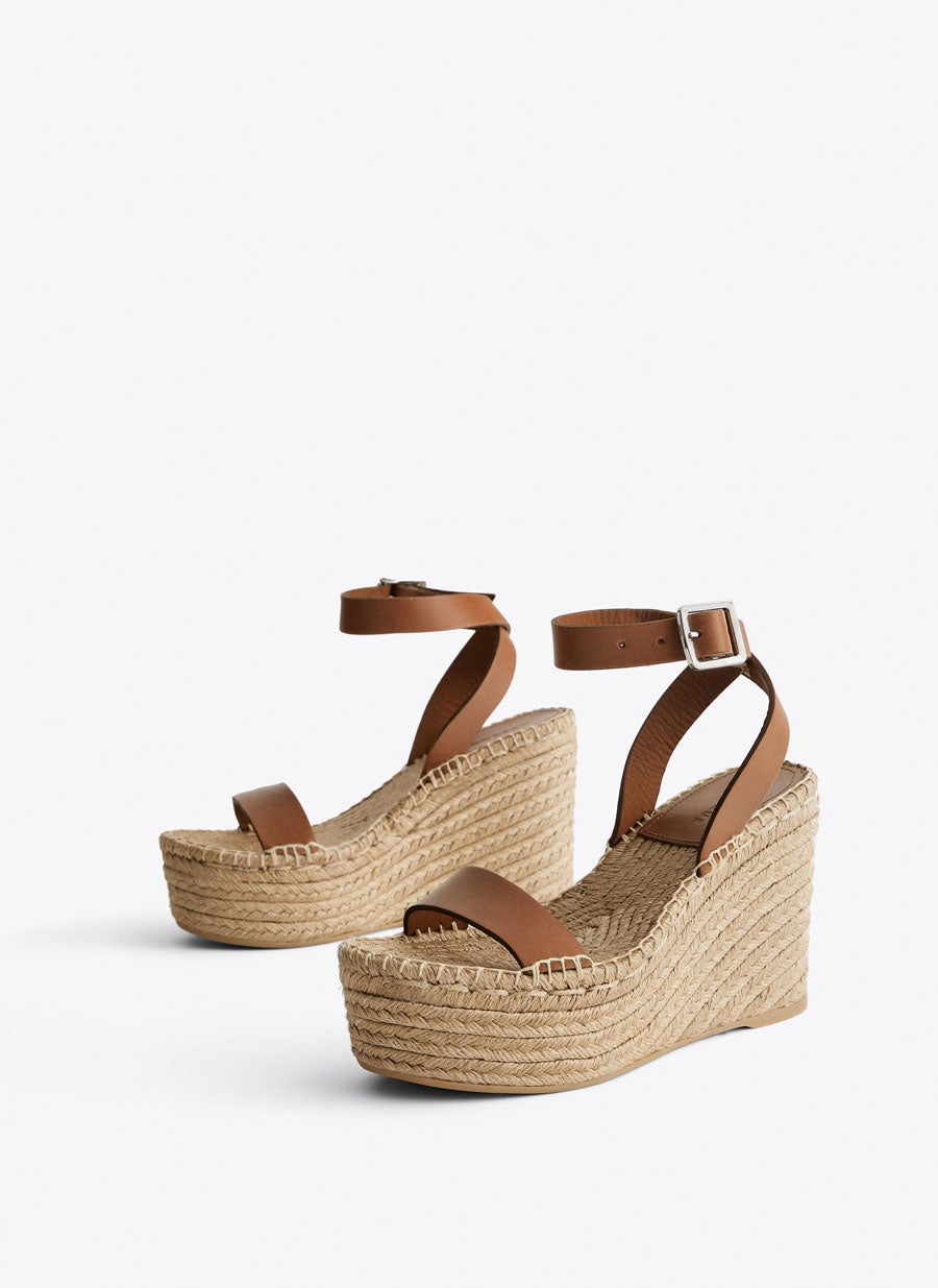 Sandalias con cuña de 11 centímetros y de piel de vacuno: 79 euros en Uterqüe.