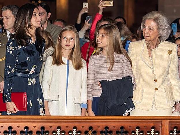 Doña Letizia, las infantas Leonor y Sofía y la Reina Sofía.