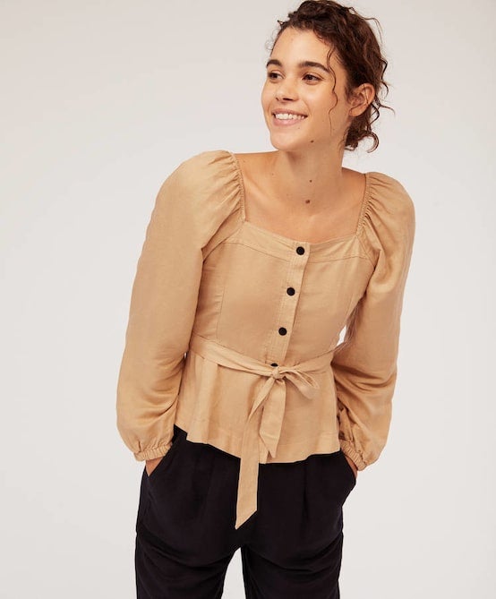 Camisa de lino con botones en color beige: 29,99 euros en Oysho.
