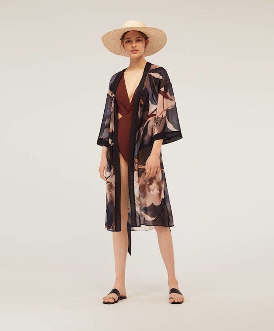 Bata de gasa con estampado de colores oscuros: 35,99 euros en Oysho. Tiene cinturón para mejor cierre.
