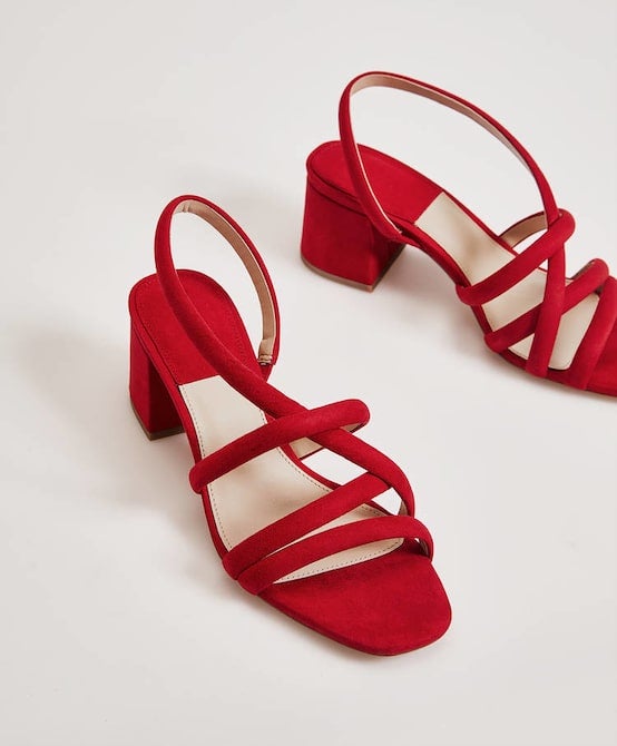 Sandalias de tacón con multitiras en el corte y tira cruzada detrás del tobillo: 27,99 euros en Oysho.