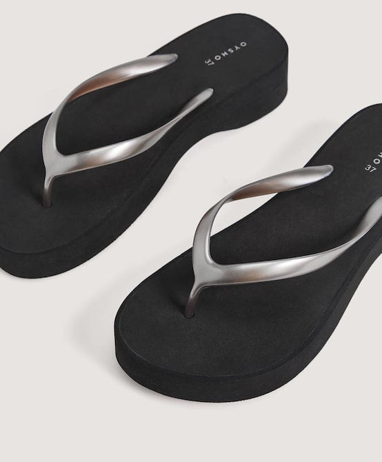 Chanclas de baño con plataforma color negro y dorado: 12,99 euros en Oysho.