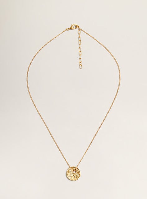 Si te pasas por la colección de bisutería de Mango encontrarás verdaderas joyas por precios muy bajos. Seguro que tu madre está encantada de dejar atrás su colgante desmembre apostar por algunos ‘low cost’ como el de la foto. ¡Nos encanta! Su precio es de 19,99 euros.