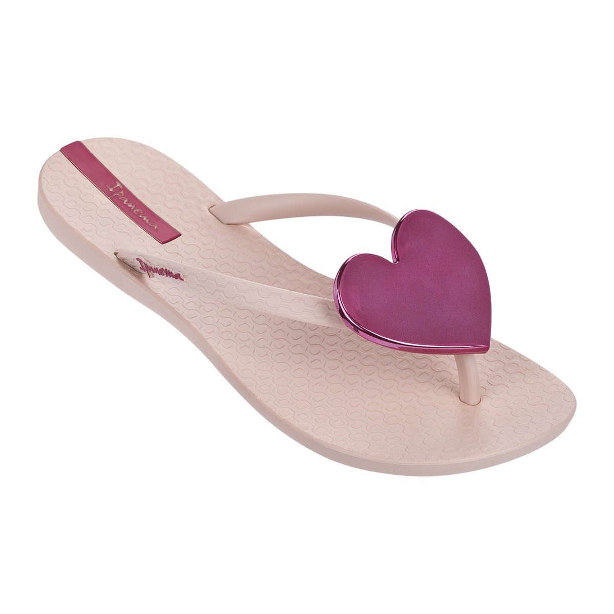 Y para completar el bañador que le puedes regalar, unas chanclas con detalle de corazón son perfectas para que vaya estrenando en pocos días. Son de Ipanema y su precio no alcanza los 25 euros.