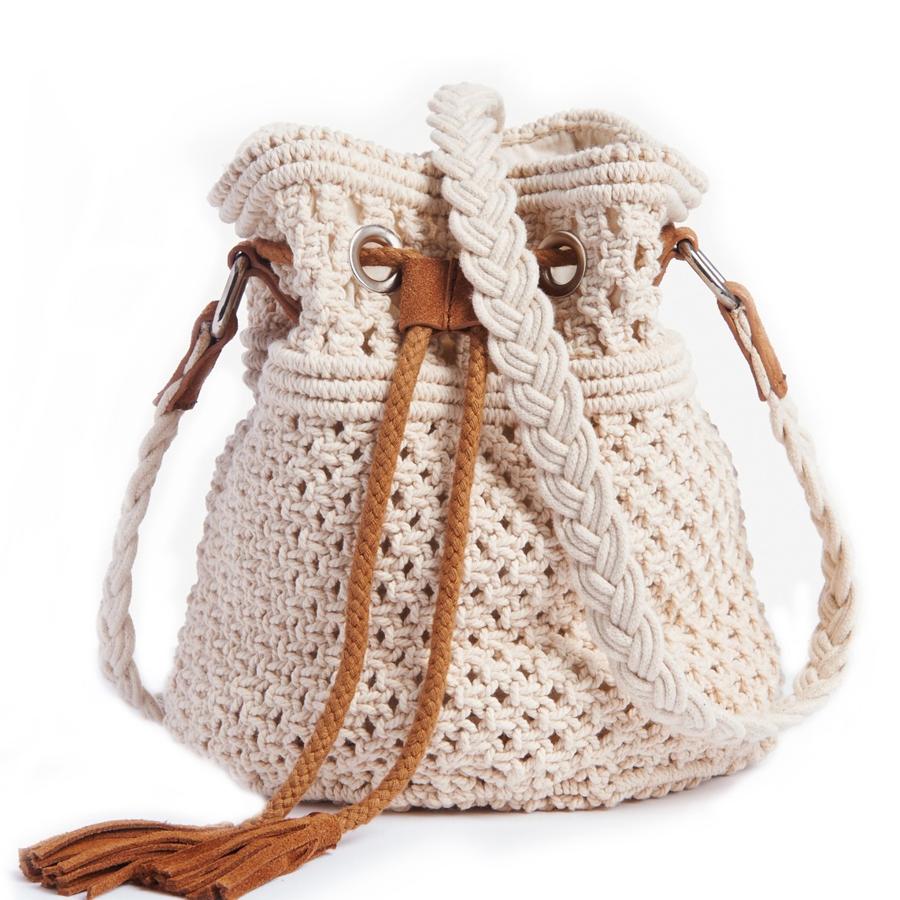 Bolso de mana tipo cubo con macramé adornado de piel. (LA REDOUTE: 20,99 euros)