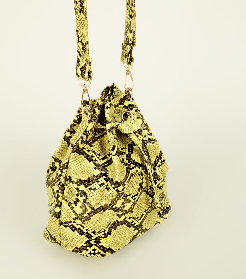 Bolso saco con estampado de serpiente falsa y correa de hombro opcional. (NEW LOOK: 19,99 euros).
