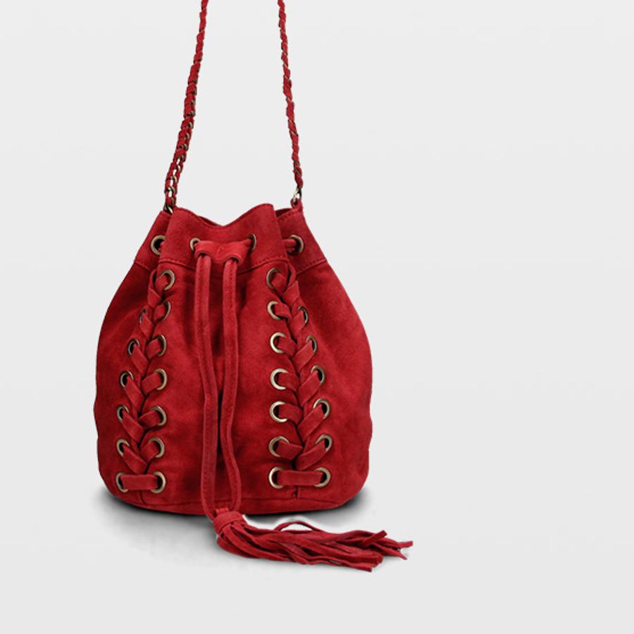 Bolso tipo saco con cierre ajustable y detalles de trenzado grueso. (ULANKA: 34,97 euros).