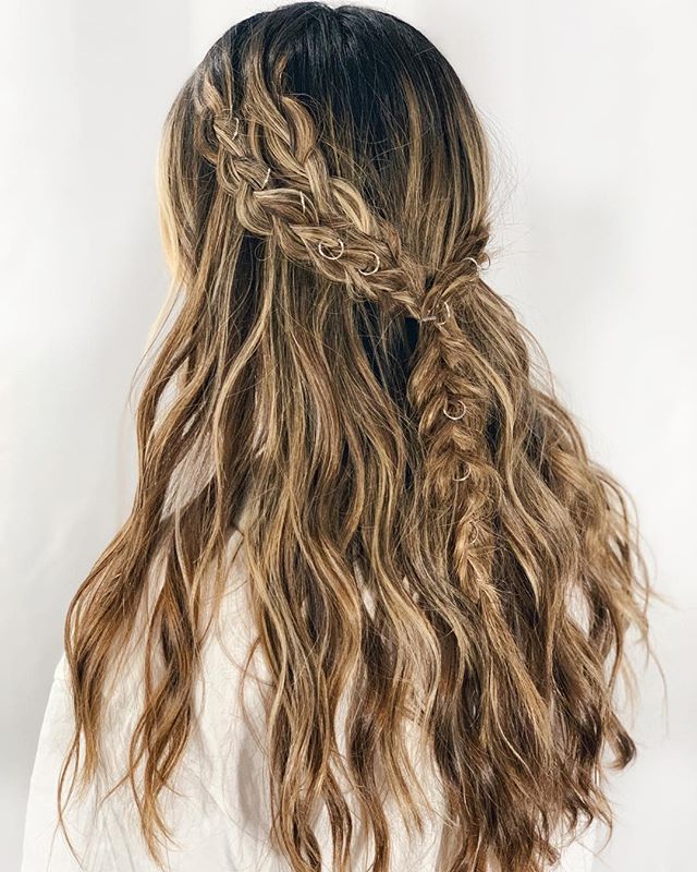 Sé creativa, hay infinidad de accesorios para el pelo e infinidad de formas para colocarlos por todo el cabello. En un semirecogido con la melena ondulada y con trenzas quedan perfectos. ¿Te apuntas?