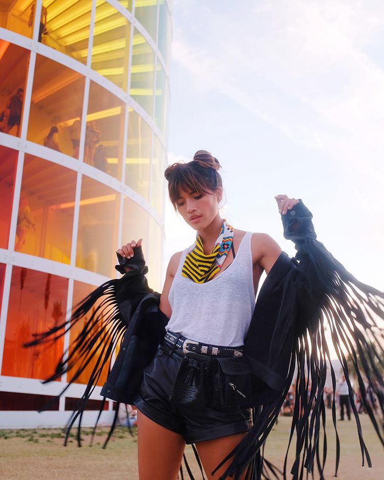 Los moños que puso de moda Miley Cyrus ya se han consolidado como uno de los peinados "tumblr" más vistos en las redes. Con flequillo, como la influencer Rocky Barnes, o sin flequillo. Con este hairstyle serás el alma de la fiesta.