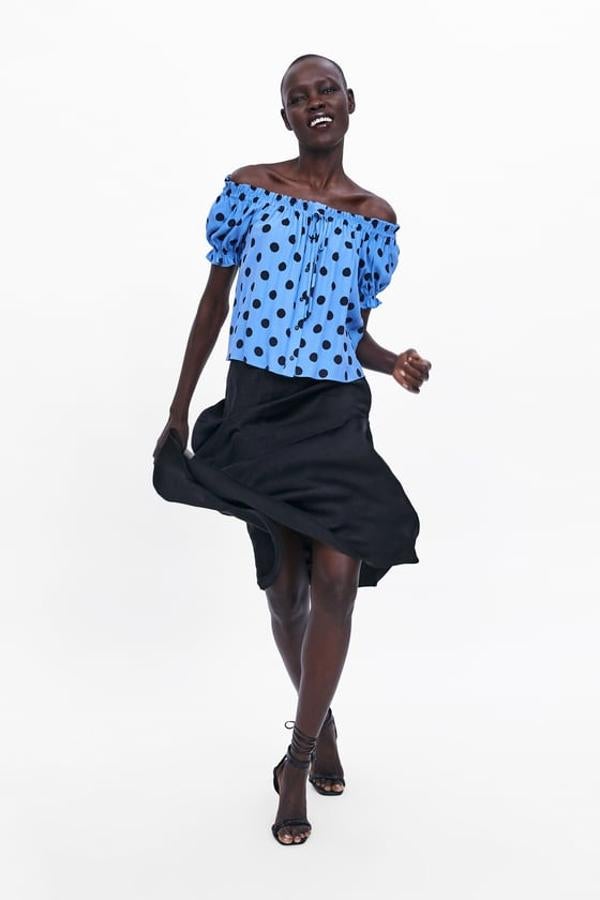 Su combinación de azul y negro y hombros al aire nos encanta. 100% favorecedora y sexy. Cuesta 29,95.