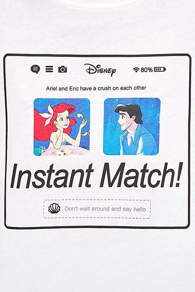 En el estampado se puede ver como Ariel y Eric pueden enamorarse a través de la plataforma de Tinder simplemente haciendo match.