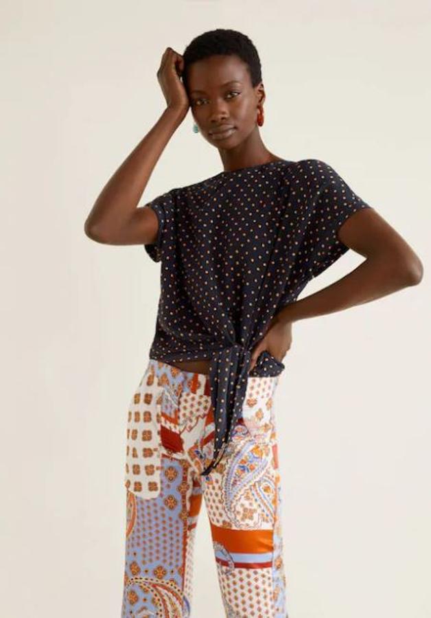 En Mango tienen la versión camiseta elegante, perfecta para un look de oficina con detalle de nudo lateral. Su precio es de 25,99 euros.