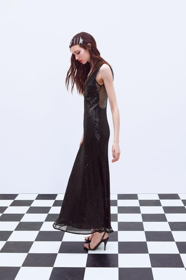 De red con lentejuelas, es semitransparente y la espalda deja ver unos tirantes cruzados (119 euros).