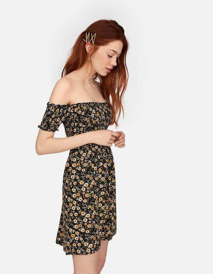 Vestido corto con print de flores, 15,99 euros.
