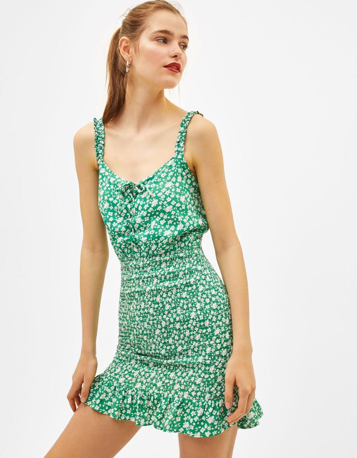 Vestido con estampado de flores en color verde, 25,99 euros.