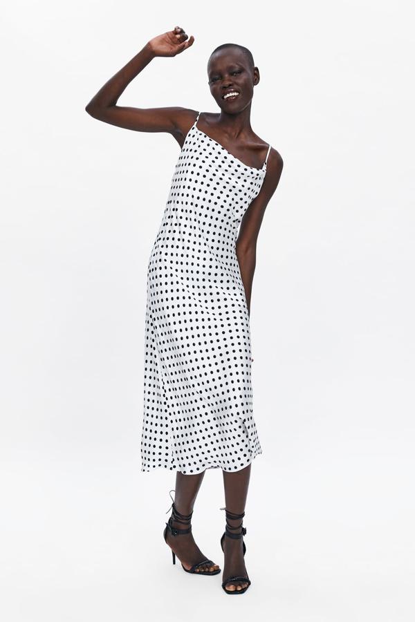Vestido lencero de Zara con escote fluido y estampado de lunares, 29,95 euros.
