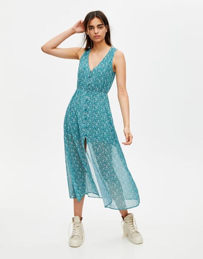 Vestido midi  con detalle de botones delanteros  en contraste, manga sisa, escote de pico y silueta fluida, 29,99 euros.