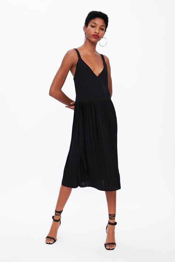 Vestido plisado en color negro con tirantes anchos, 19,95 euros.