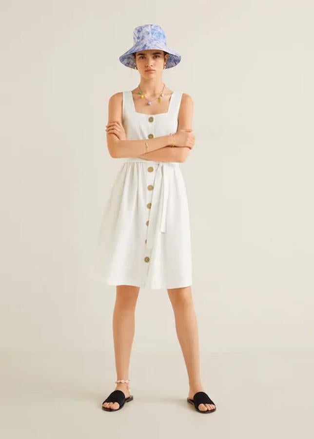 Vestido con textura de algodón y con detalle de botones, 29,99 euros.