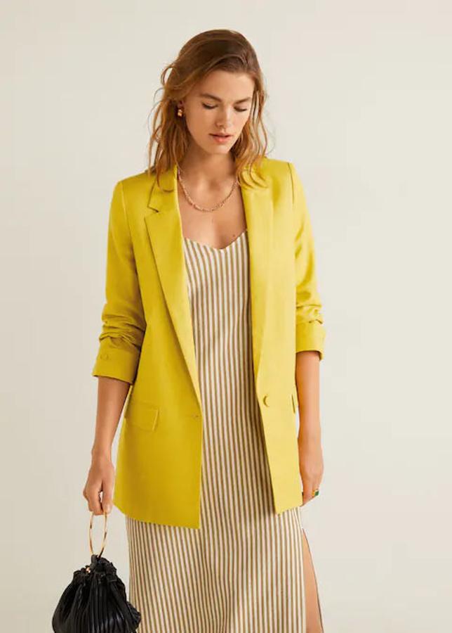 A mericana de lino estructurada en color amarillo, 49,99 euros.