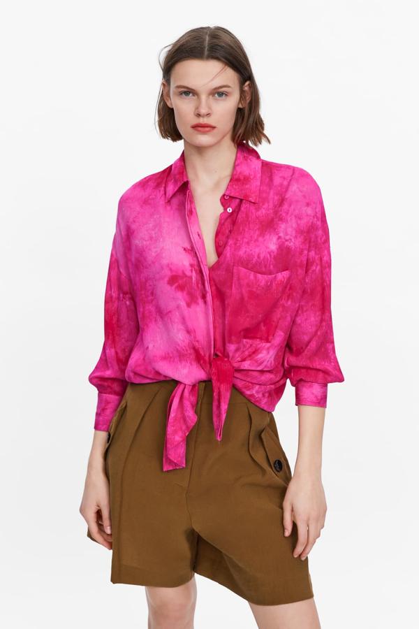 Camisa tie dye oversize con cuello solapa y bajo con aberturas laterales, 25,95 euros.