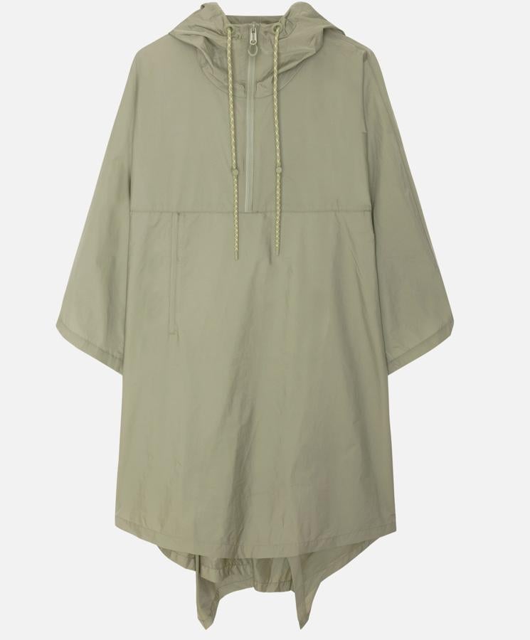 Chubasquero ligero Waterblock con tejido impermeable, costuras termoselladas y cremalleras cubiertas que refuerzan el grado de protección de la prenda (Oysho, 49,99 euros).