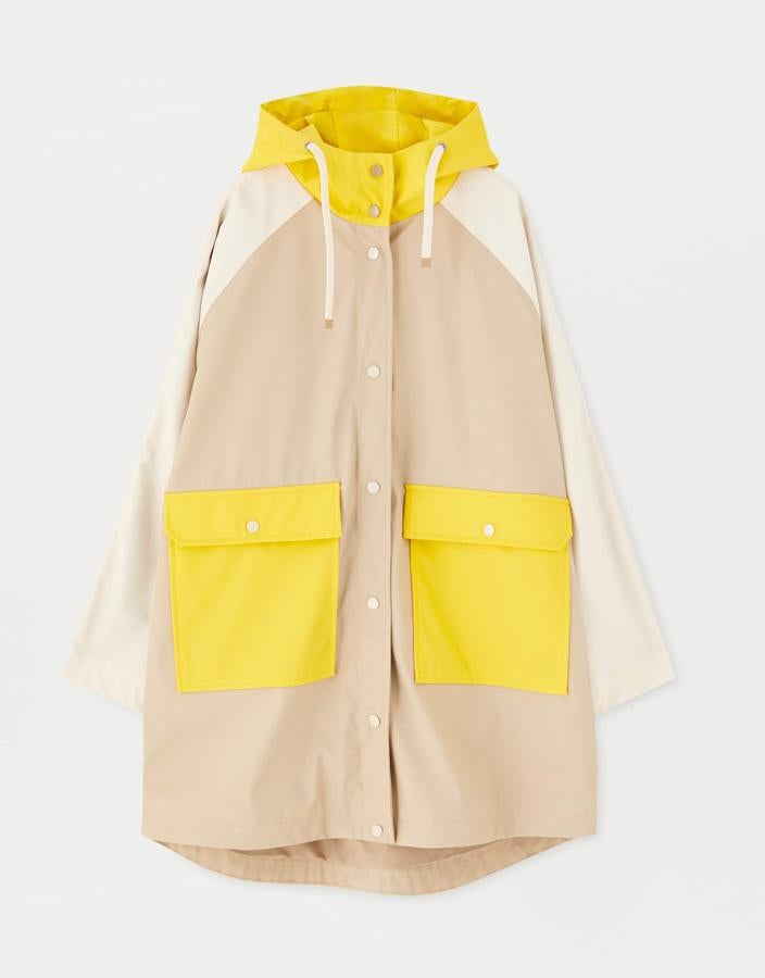 Chubasquero estilo oversize en varios colores con capucha con cordón, mangas y bolsillos en contraste ( Pull&Bear, 29,99 euros ).