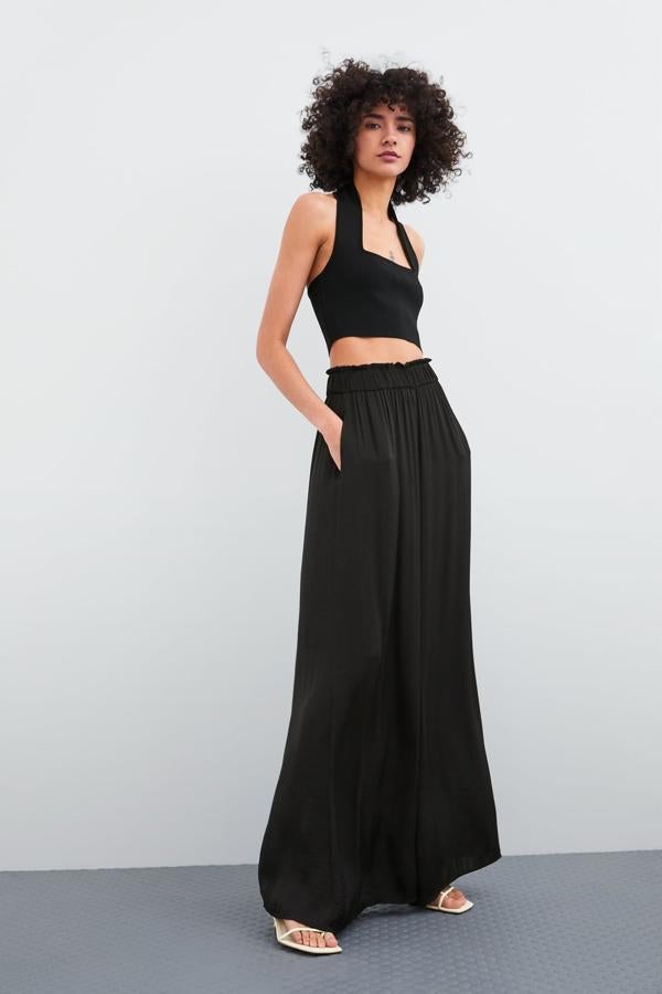 Pantalón ancho fluido en color negro, 22,95 euros.